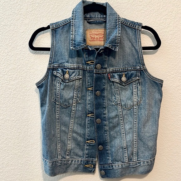 Levi’s Denim Vest 💙 - Picture 4 of 4